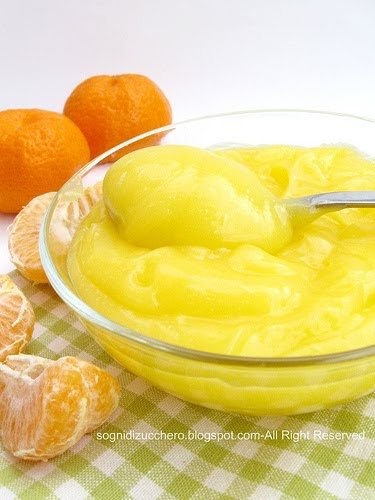 La decolorazione di crema della persona prima di e poi